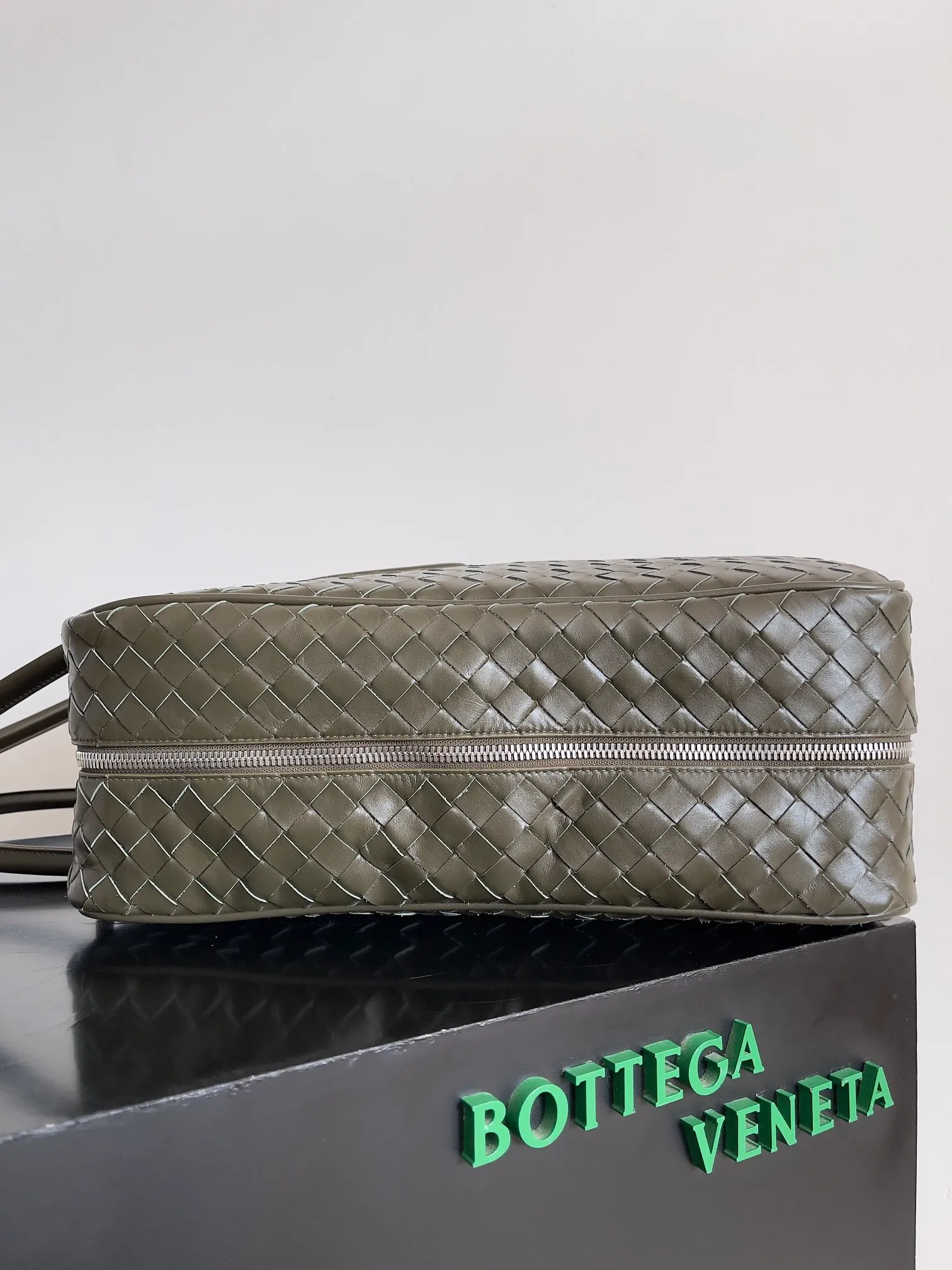 Batch 3960 Let's go on a trip✈️BOTTEGA VENETA men's travel bag is no heavier than a suitcase. The capacity and lightness of this travel bag are really suitable for short trips. The soft cow leather reduces the burden on the hands. The capacity is very nice. Style number: 765620 Size: 50*41*15cm